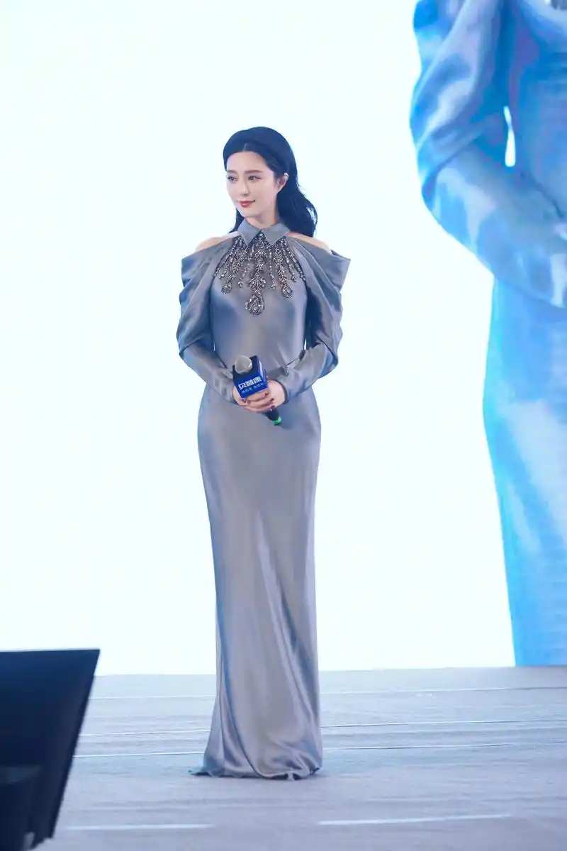 范冰冰把我惊艳到了穿抹胸金色亮片连衣裙搭披肩高级时髦