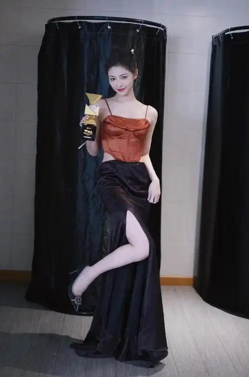 新锐女星许佳琪晒写真,大冷天敢穿露肩装,肌肤雪白,眉目如画