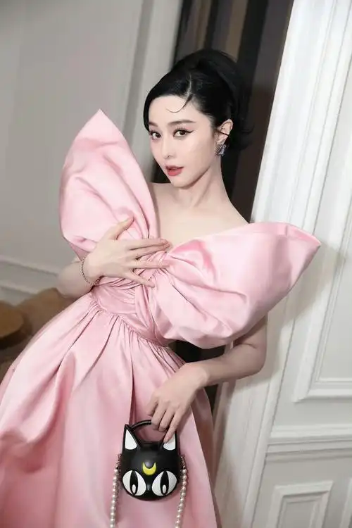 范冰冰今日美图送达,高贵娇俏猫系公主和暗系典雅蝴蝶仙