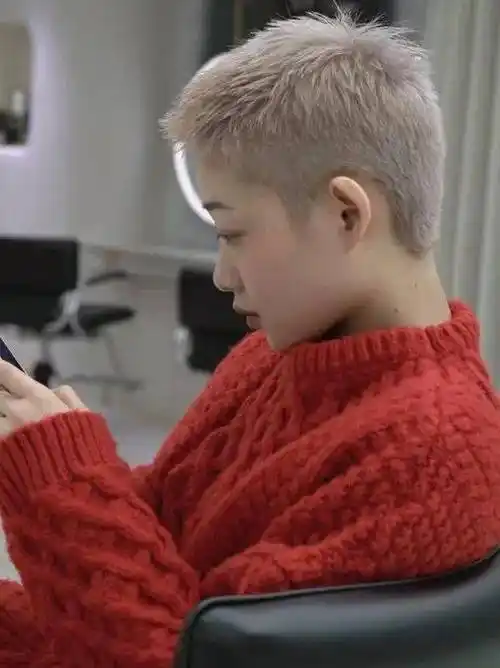 浅唠一下,剃寸头的女生有多酷?