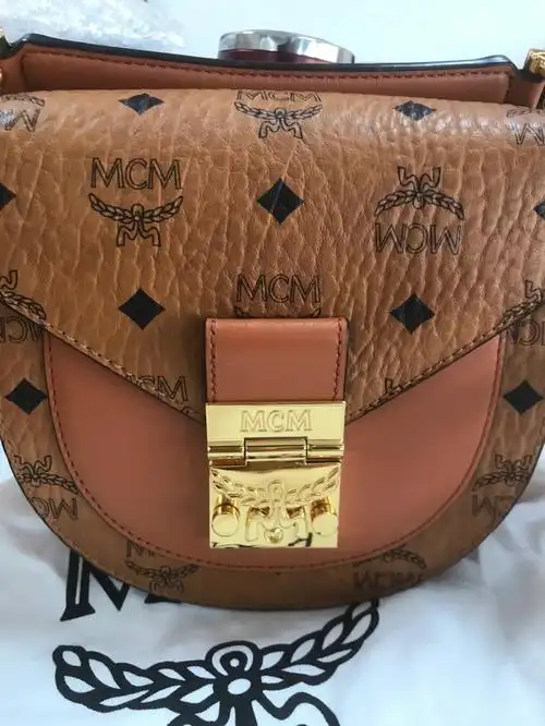 有姐妹们帮忙看看真假吗,非常感谢#mcm包包  #mcm马鞍包  #求鉴定
