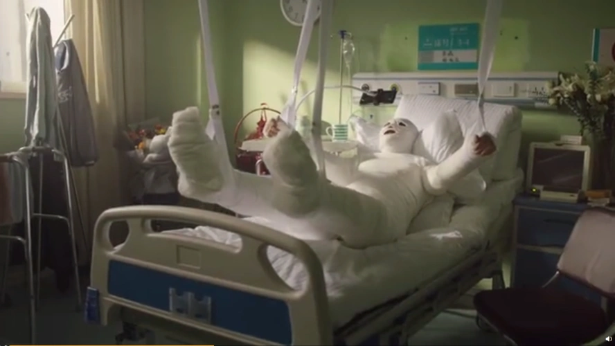 全身绑着绷带的玩家用"嘴"操作《和平精英》,绝了!