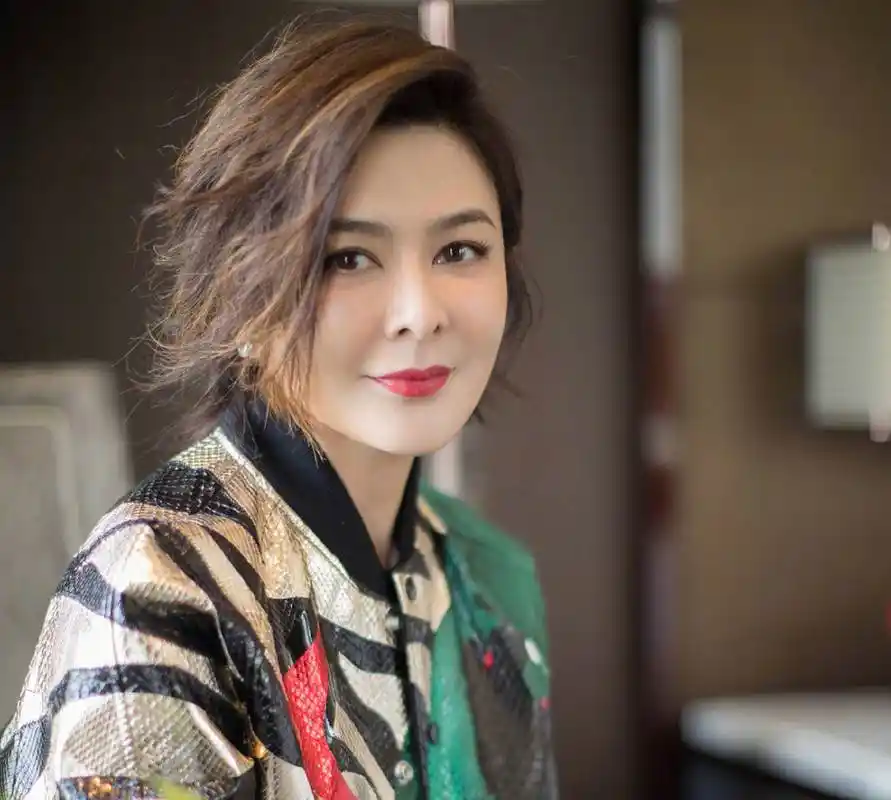 恭喜!香港知名女星关之琳被曝新恋情,恋上身材健硕小鲜肉帅哥