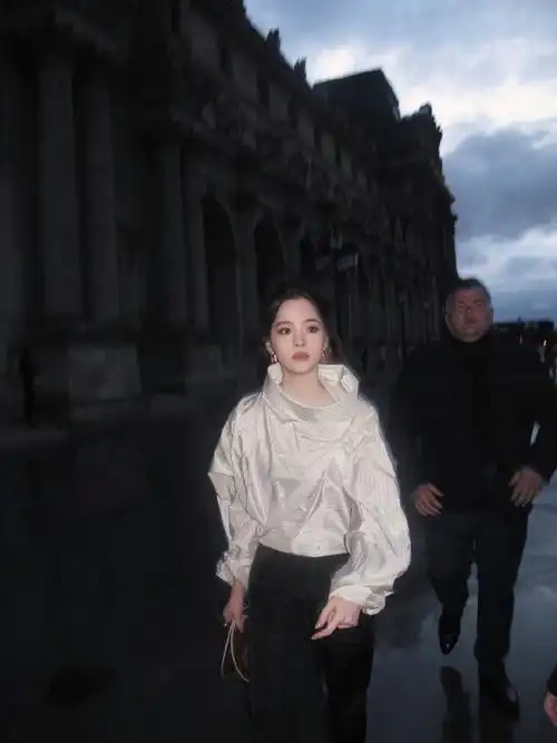 欧阳娜娜巴黎时装周