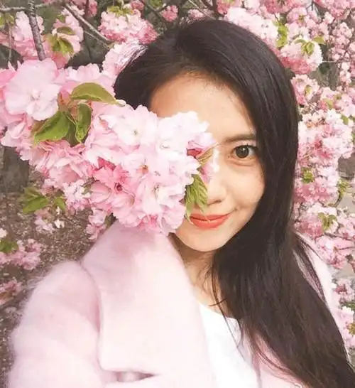 一团桃花开在眼前,配上高圆圆甜美的笑容,只能说人比花娇.