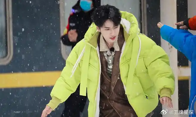 严浩翔荧光绿羽绒服##极限挑战