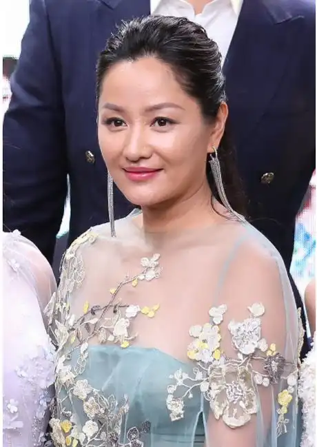 不是被嘲皮肤差,就是被指身材发福,48岁的瞿颖为何颜值暴跌