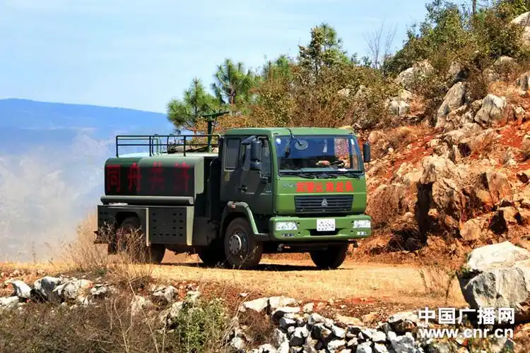 武警送水车穿梭在云岭大地的每一个村寨郝亚鑫摄