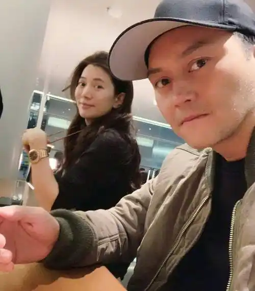 袁咏仪为儿子庆祝生日,13岁魔童眉清目秀像极父亲,从小帅到大_教育