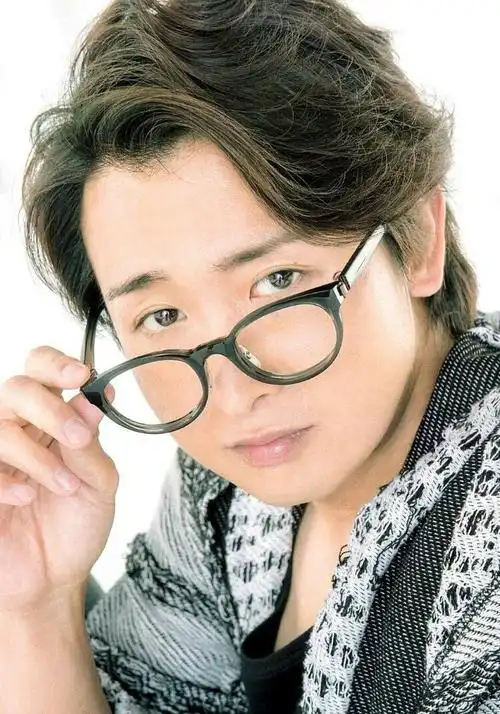 不会只有我觉得小大超适合戴眼镜吧(´ω`) 配合扶眼镜的动作手