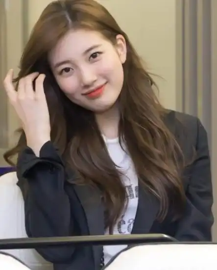 韩国歌手裴秀智,你觉得她的颜值逆天吗?长得像不像你的初恋