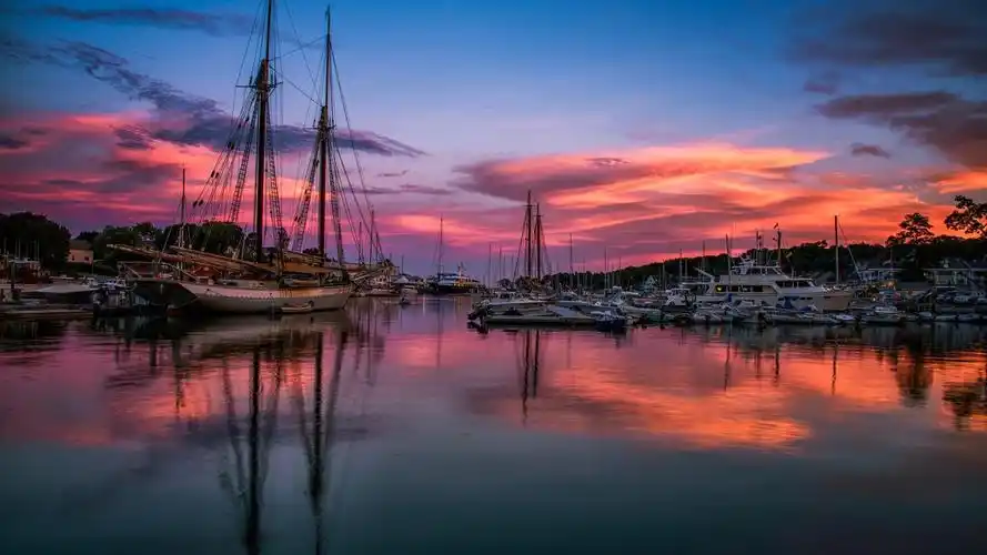 唯美夕阳下的游艇船只1280x720分辨率下载,唯美夕阳下的游艇船只,图片