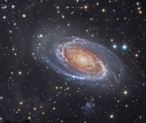 美男子自制仪器后花园拍宇宙星云