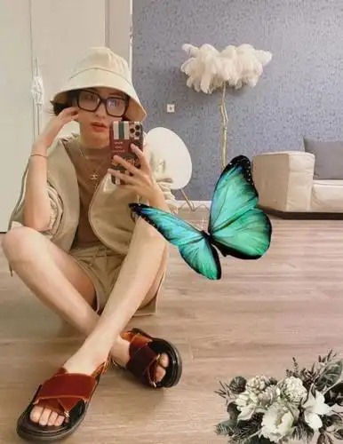 在薇娅的直播中还非常认真地和大家分享自己的瘦腿秘籍, 她现在这一