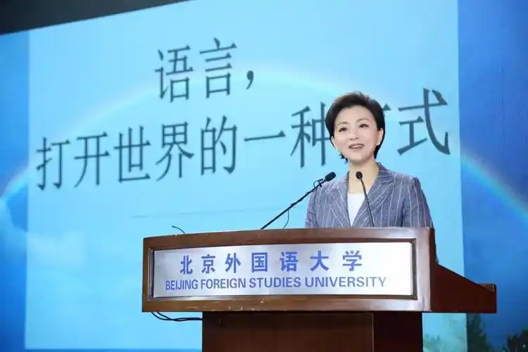 杨澜在母校19级开学典礼上说培养你的底层能力