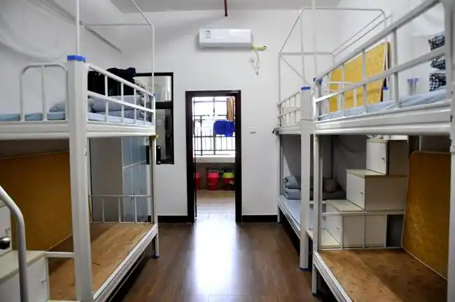 经过消毒的学生行李物品被专人专车送往学生所在宿舍楼下,等待认领.