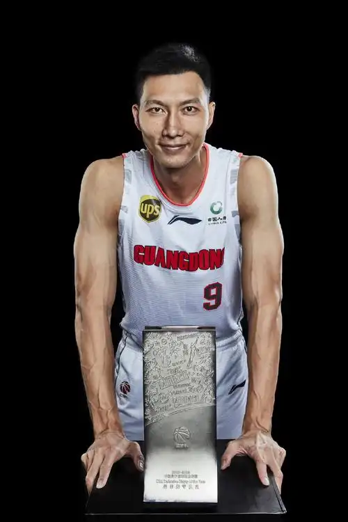 阿联最佳防守球员写真 三旬老汉保养得比谁都好