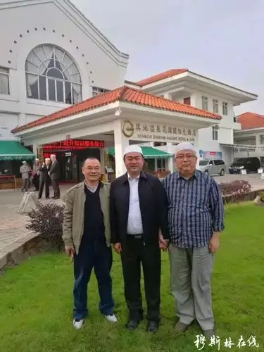 《开拓》主编韩海潮与《中国穆斯林》主编马利强,云南省伊协秘书长