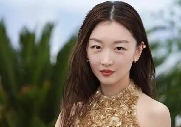 近日,备受关注的青春女演员周冬雨再次以她独特的时尚风格惊艳亮相.