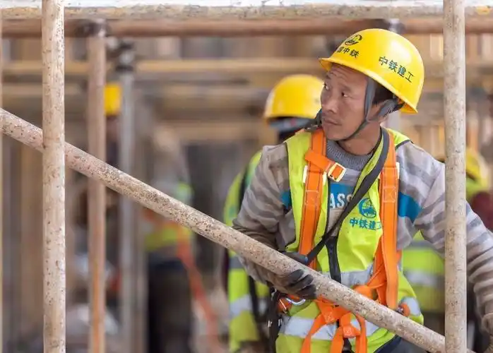 工地上5种颜色的安全帽,红白黄蓝黑,代表了哪些工程人?