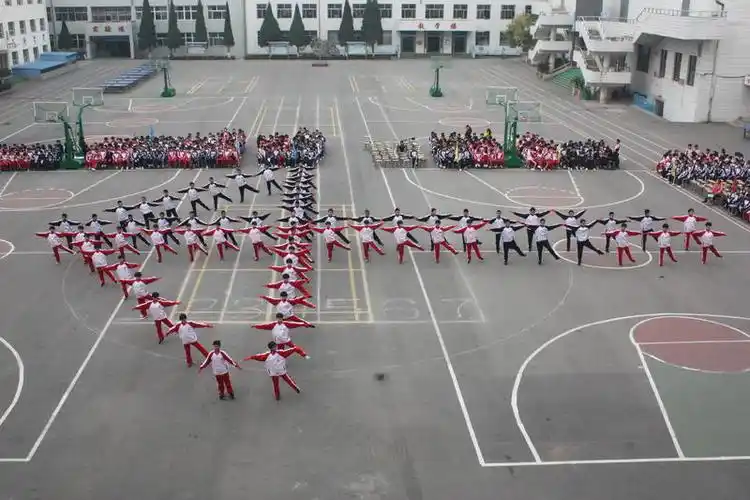 我校举行队列队形广播操比赛