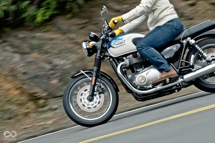 随著车流缓缓地进入市中心,拥挤的市区对骑士绝对称不上友善,也是