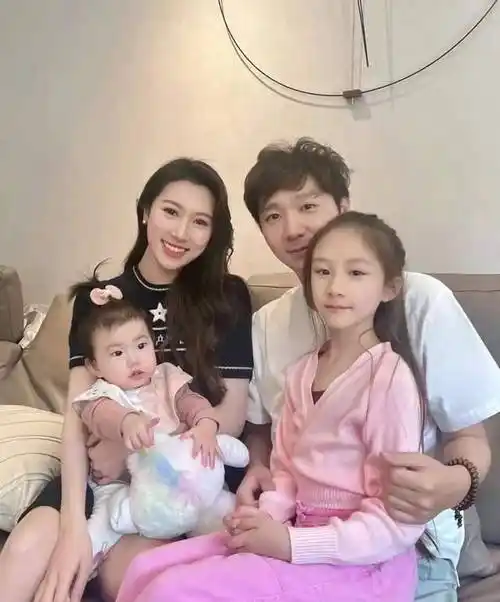 原创原创陈佩斯父子扫墓被偷拍陈大愚早婚早育已经是4个小孩的爸爸