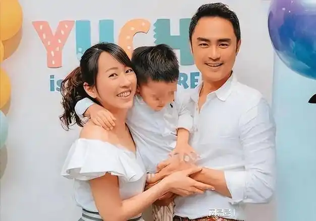 老牌明星混得有多惨明道给老女人演情侣毛宁商演讨好女老板