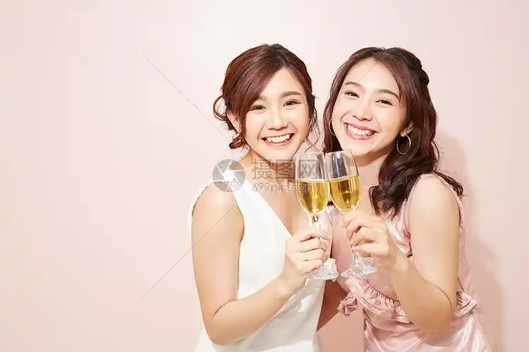 聚会上举着香槟干杯的女性高清图片下载-正版图片502253396-摄图网