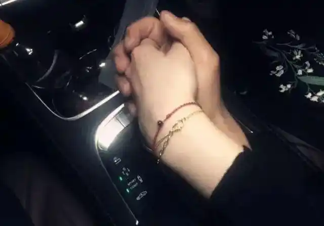 图来源于【单身电影院】嘉宾成功脱单的第一次牵手图"嗨,单姐,我是一