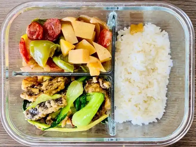 小熊驾到调味品怎么样 自己带饭:米饭 椒盐香菇 上海青 土豆洋葱炒