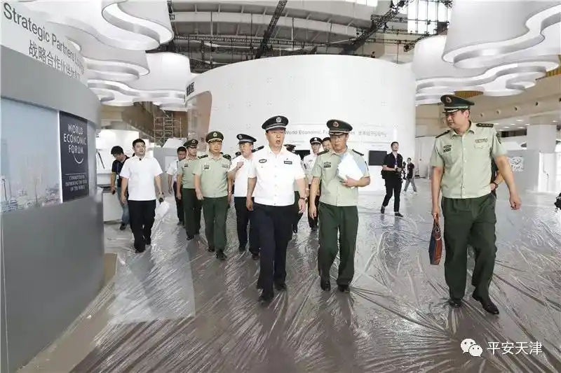 市总队司令员鲍迎祥来到2018天津夏季达沃斯论坛文化之夜现场和主会场