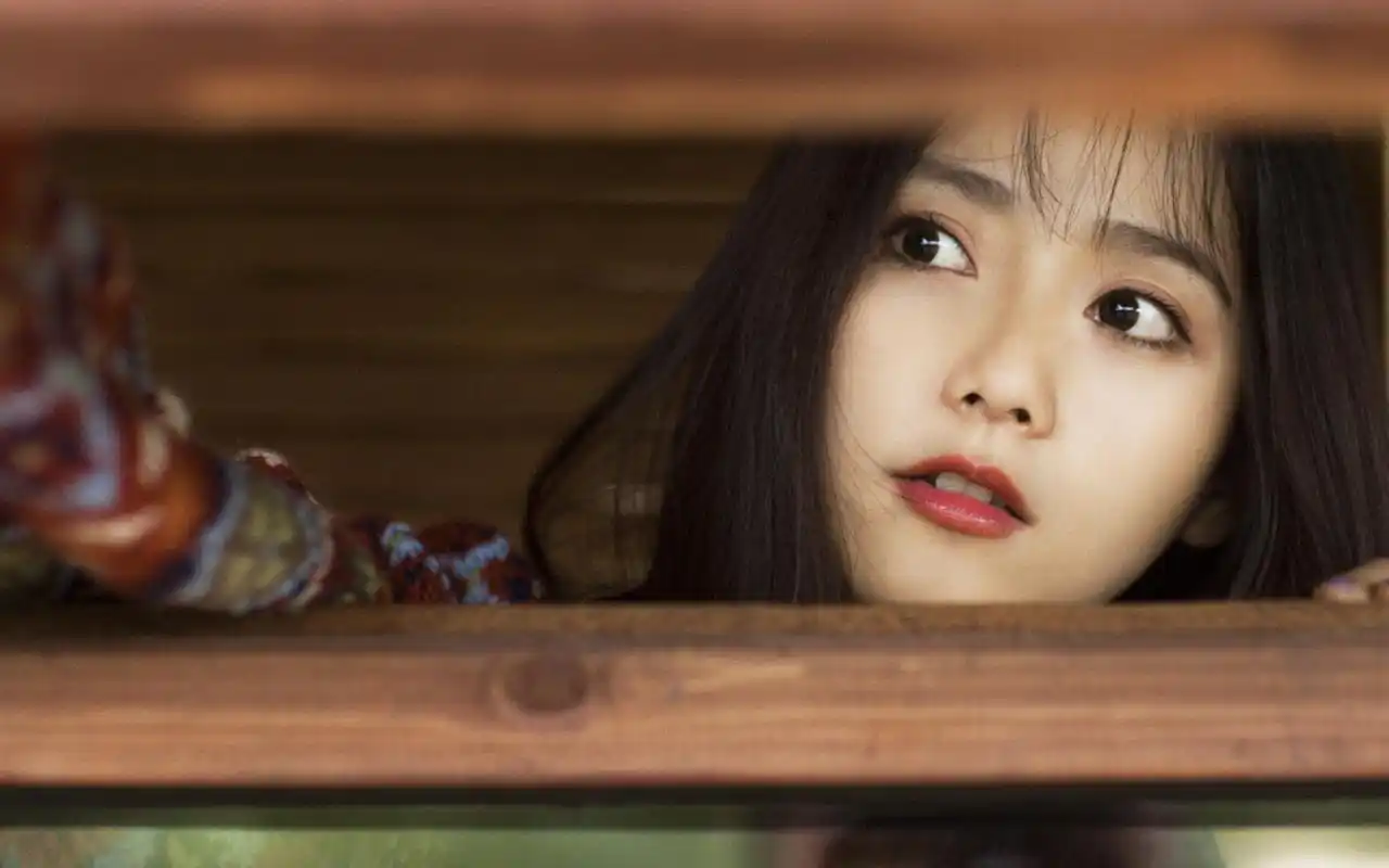 清新漂亮的大眼睛美女文艺范写真桌面壁纸