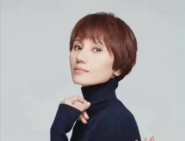 以下是三种不适合中年女性的发型.