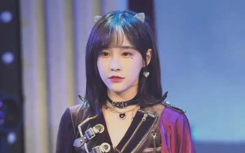 【王晓佳】投入烟火和红尘, 折射虚妄与坚贞, 淬成项链, 环绕在余生.