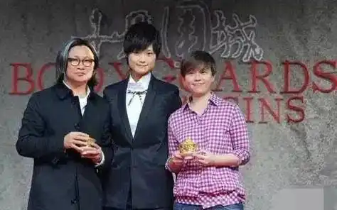 天娱总裁龙丹妮给李宇春打电话:快出来吃饭,和赵大叔谈千万合同_何洁