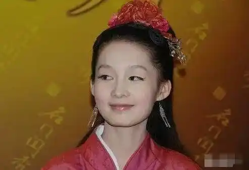 还有李沁的泪沟,小时候特别明显,总给人很憔悴的感觉.