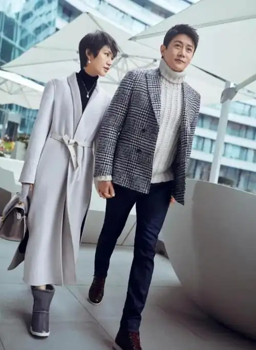 陆毅,鲍蕾夫妇现身机场,结婚17年女的似少女,衬得老公有点油腻