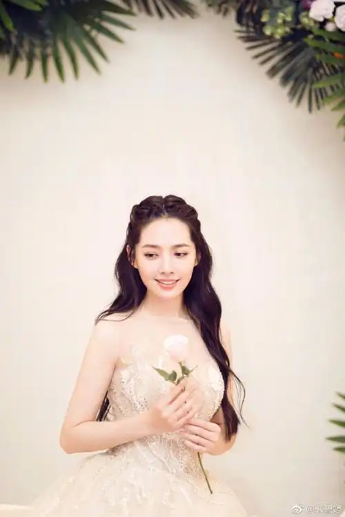 郭碧婷曳地礼服优雅亮相 性感透视仙又美