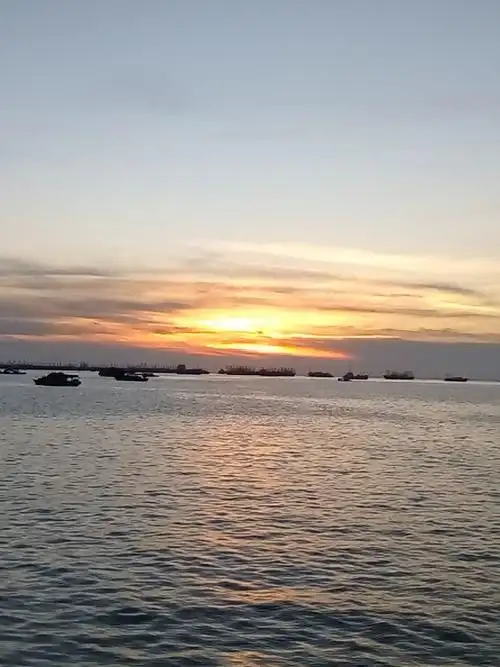 北海夏日傍晚的美景在海边