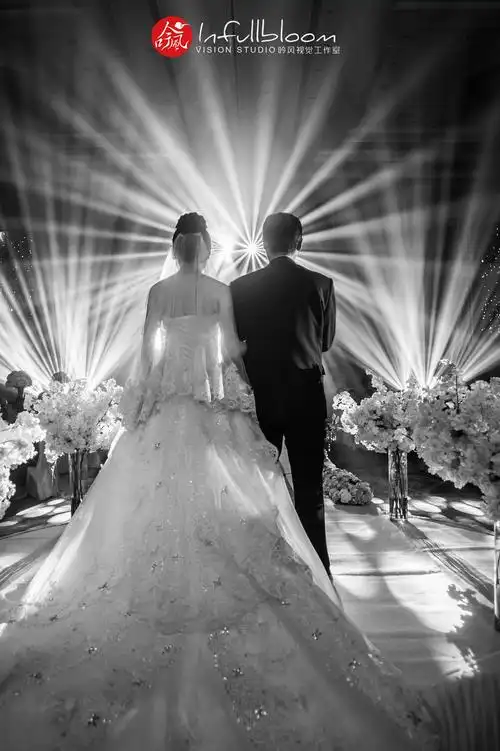 晚宴刚开始一般都是父亲带着女儿上台,将手交给新郎,新郎带着新娘走