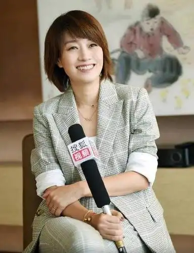 马伊琍离婚后成功逆袭,不仅留起了长发,造型也是越来越有味道