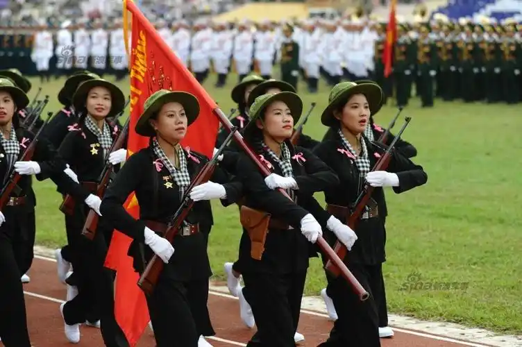 越南举行盛大阅兵式 女民兵持枪走秀(组图)