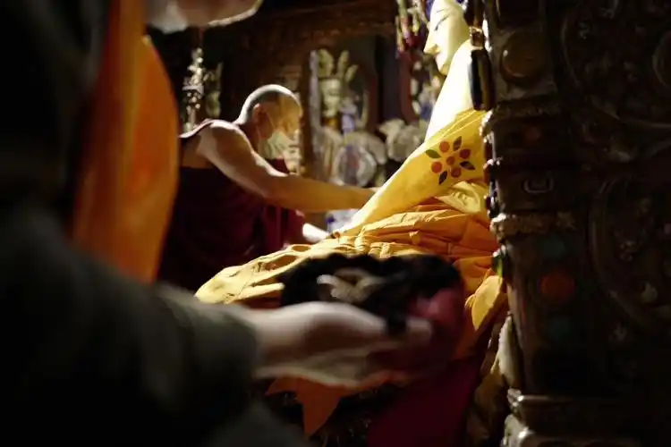 大昭寺觉沃佛刷金