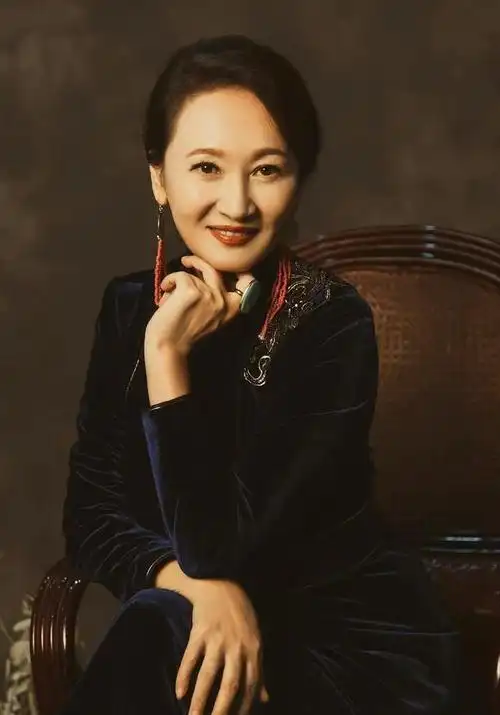 她随着岁月的流逝越发展现出美丽动人之处,曾经是腾格尔的妻子,同时