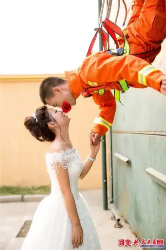 邢台市消防员拍摄消防版婚纱照战友消防车齐上阵3