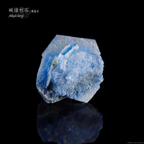 只产于阿富汗的碱土绿柱石 背面有共生蓝灰色电气石