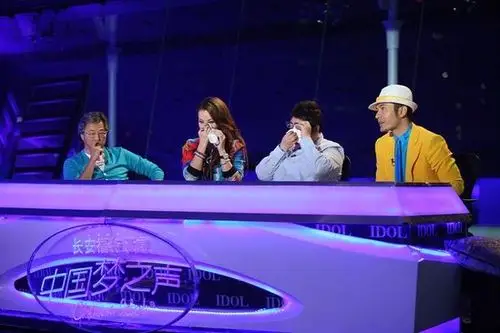 0p121y">朱国武,来自云南昆明市宜良县的一个小山村,是一位以流浪歌手