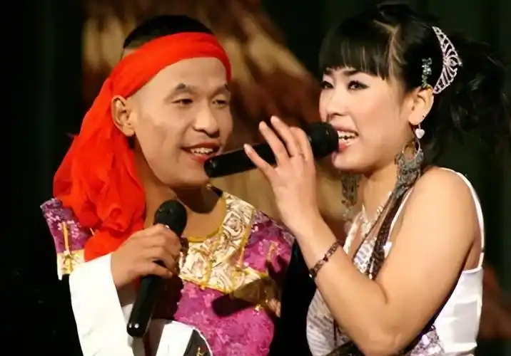 宋小宝小品搞笑大全2013(演员宋小宝:成名后抛弃霍晓红,再婚娶粉丝