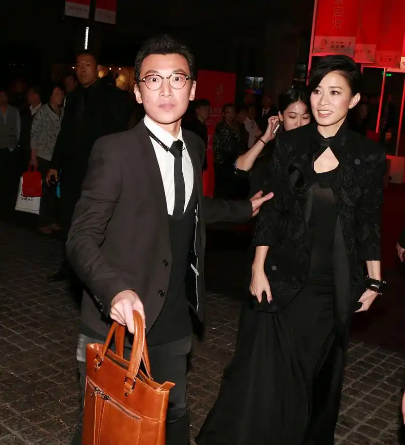 佘诗曼,一个不嫁豪门却凭借自己过亿身价的女性,她的故事让人感慨万千